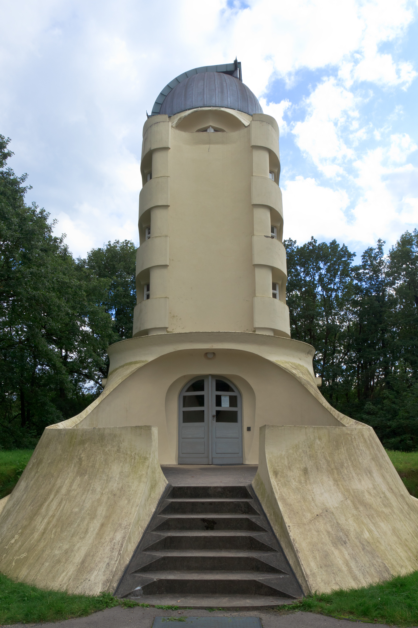 A Brief History of Architecture in the Expressionist Movement - Optima