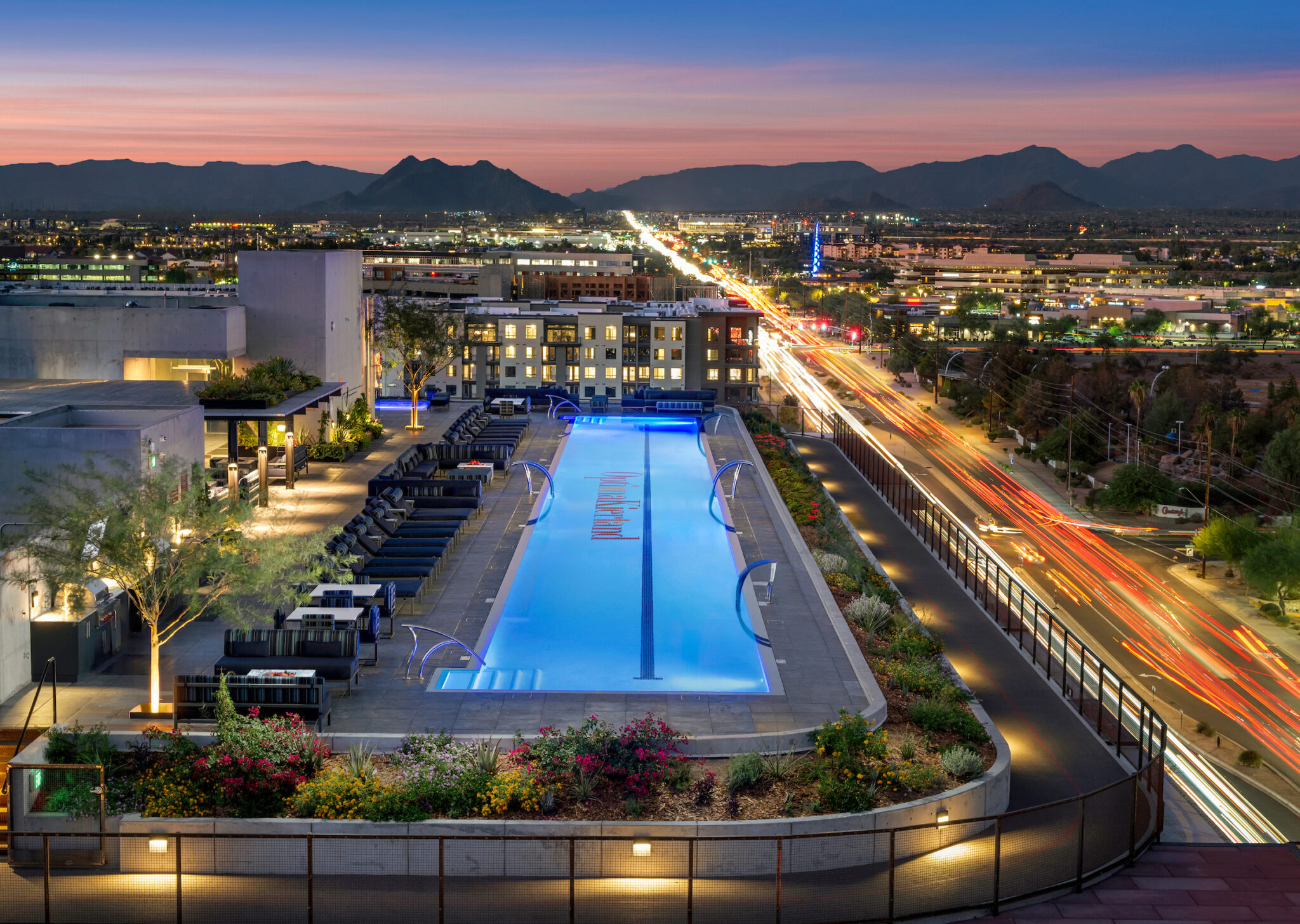 7 best apartment complexes in Phoenix with rooftop pools - Optima